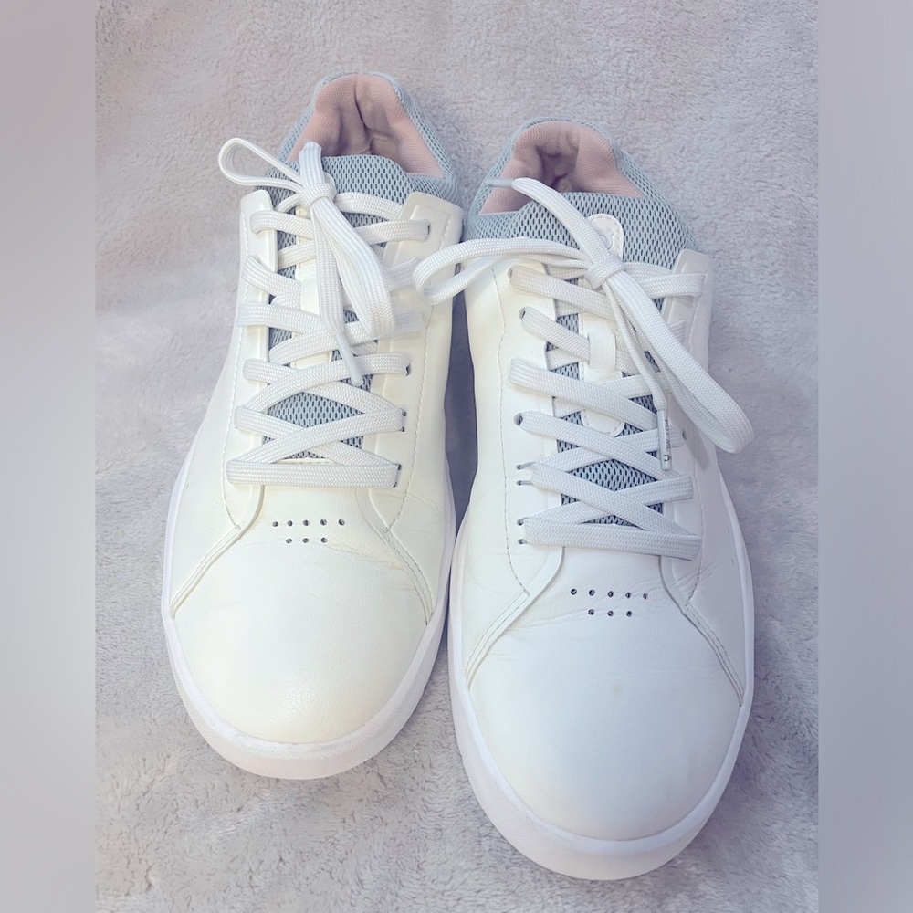 8C. ON Cloud THE ROGER Advantage Tennis Sneaker women’s size 11